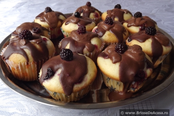 Briose (muffins) cu ciocolata si mure