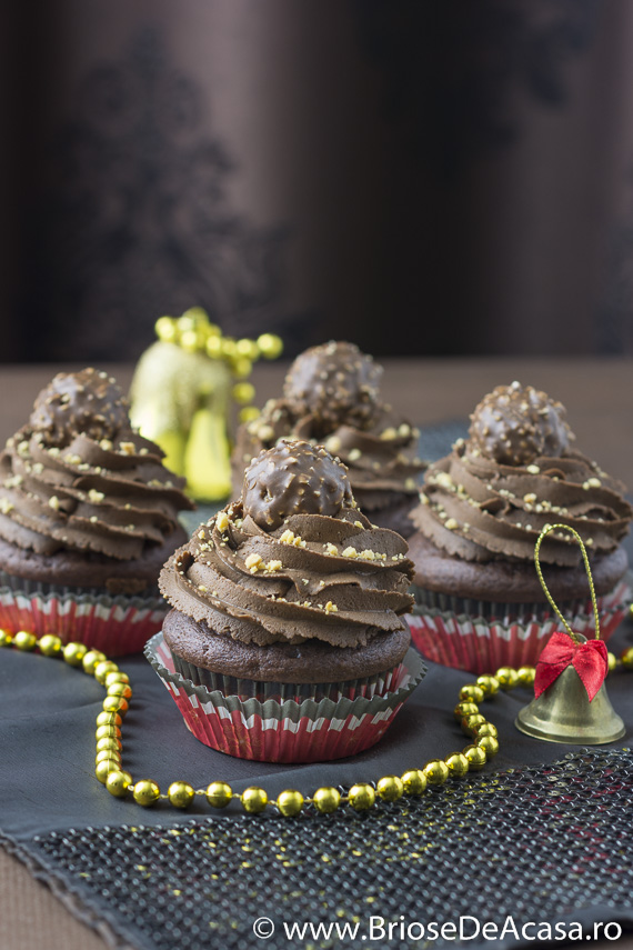 Cupcakes cu ciocolata, dulceata de caise, alune si bomboane Ferrero Rocher
